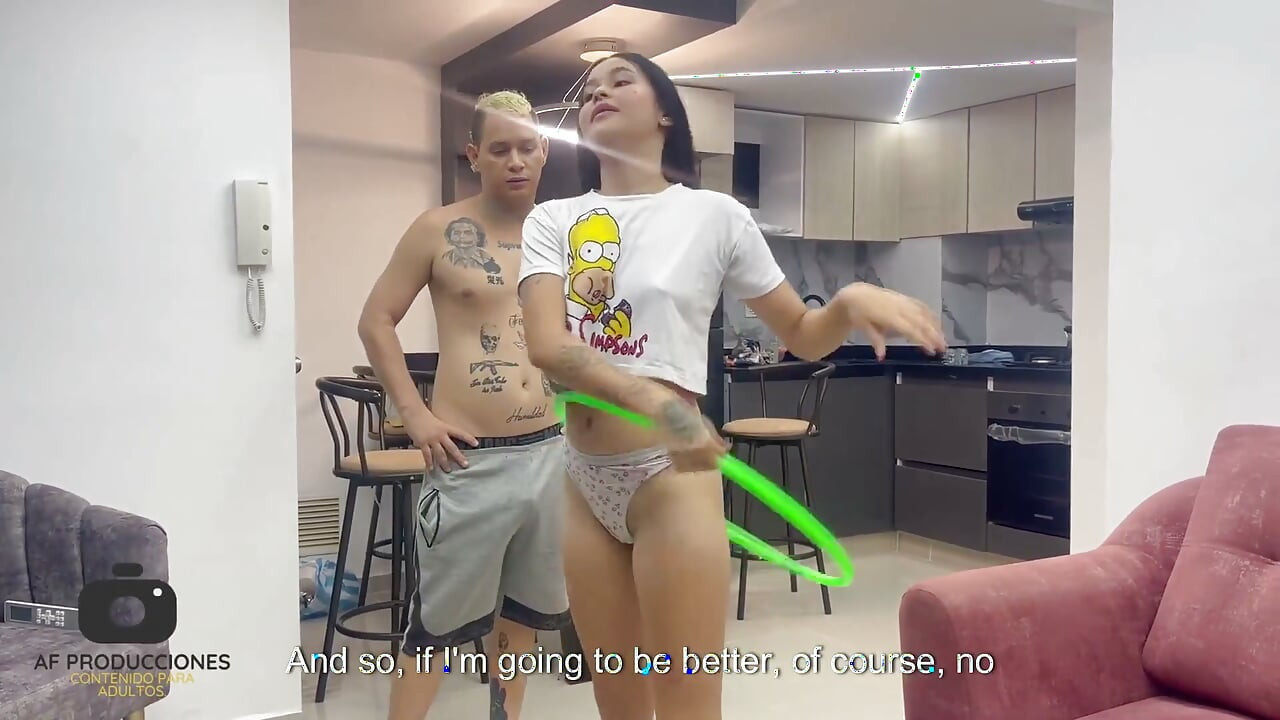 我害羞的继妹想要成为一名体操运动员, 我通过给她一生中最好的性爱来帮助她.