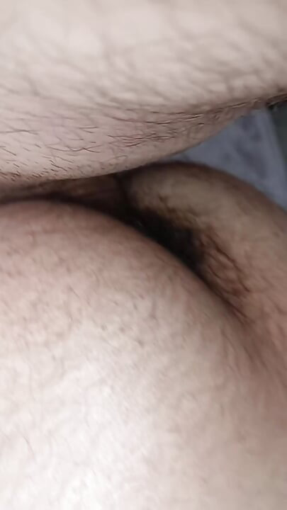 我的毛茸茸的洞正在被我的爸爸操, 直到我射在我的屁股里!