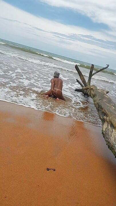 Sissy ladysilva na plaži preplanula gola pokazujući svoj seksi mark vrelo dupe