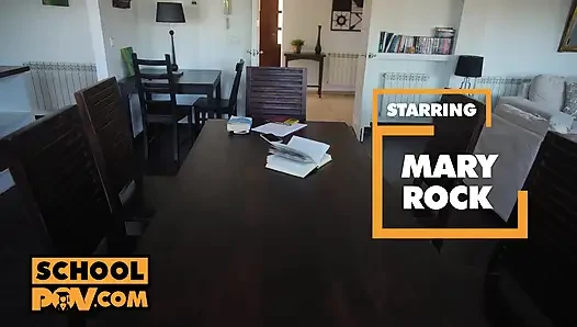 Bakış açısı - seksi öğrenci Mary Rock harika bir sakso çekiyor ve seni boşaltıyor