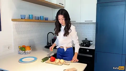Katty West komşusüne salata yapmayı öğretiyor ama yarağı sertleşiyor - anal seks