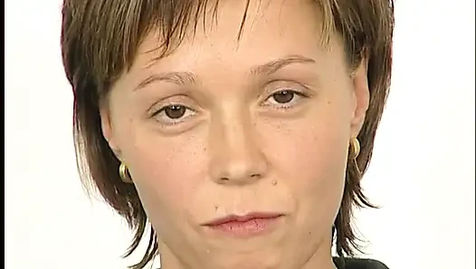 Brünettes küken reibt beim casting ihre nasse muschi
