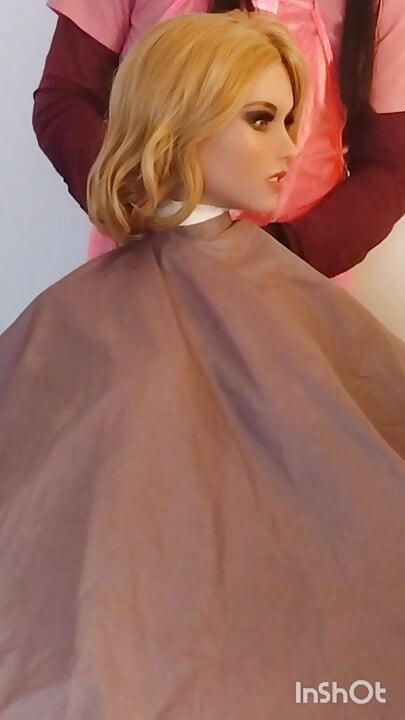 Lauren, la princesa del salón de belleza, modelando con capa química y fetiche
