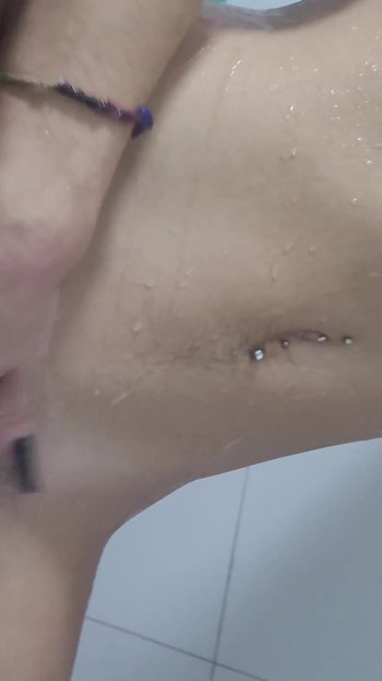 Drobná teenagerka šuká ve sprše