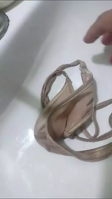 NARRADORA EROTICA LAVA SUS TANGUITAS DESPUES DE QUE LLEGA DE C G R CON SU AMANTE