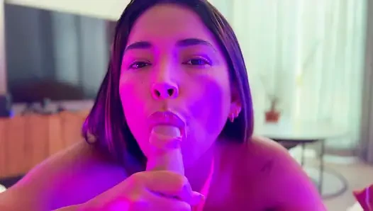 Latin porno yıldızı Mianins'ten neon ışıkta bakış açısı sakso