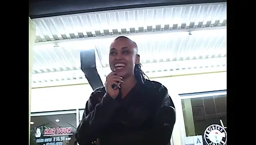 Mone Divine, Die Intime Vereinigung Der Typen Sticht Hervor