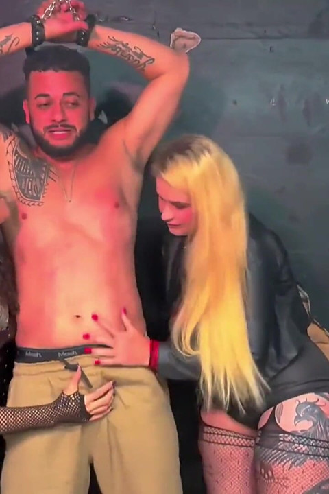 Duas lindas dominadoras dão uma surra submissa.