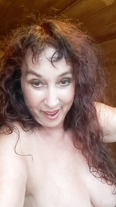 It's hot in the village sauna!I'll open the door for you... Come in!