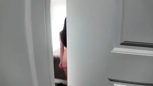 Apa kau benar-benar bercerai dari suamimu, Ariel? Kata terapis pijat sambil melepas Handuk