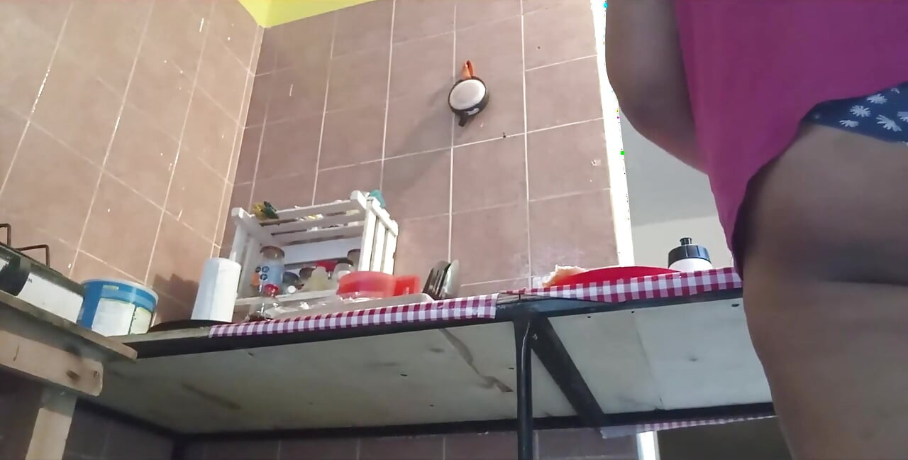 Ibu tiri montel menunjukkan tetek dan pepek berbulu di dapur