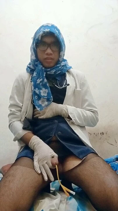 Crossdeser doctor with catheter play