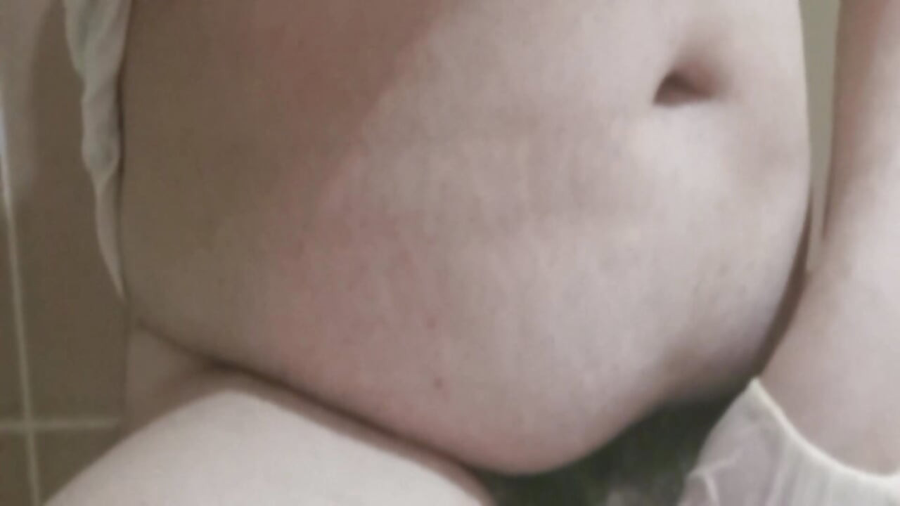 小さなシシーペニスでおしっこをして、ペニスの先端を絞りつぶしている - パート1