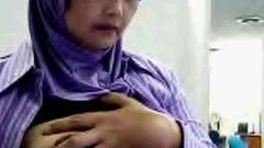 Indonesische huisvrouw Yoli met hijab die tieten speelt