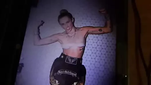 Tanrıçam miley cyrus için başka bir haraç