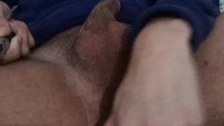 Homo jongen masturbeert met rubberen lul