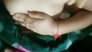 Une petite amie bangladaise sexy montre son corps entier en se doigtant les deux trous