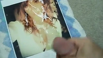 Shawn'ın güzel yüzü ve kocaman göğüsleri süper sırılsıklam oluyor!
