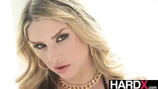 HardX - сучка с большой задницей принимает хардкорную долбежку огромным членом