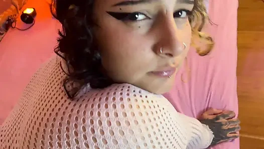 Kolumbianische Gothic-Schlampe fickt ihren Stiefbruder, bis sie ihn in ihren großen Arsch kommen lässt