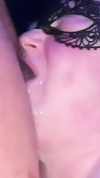 Detik kuat dari "MILF amatur bertetek besar menghisap batang keras di parti swinger deepthroat kongkek muka dan menelan mani"