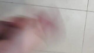 Masturbându-mi pula pentru o șarjă mare de spermă pe podea