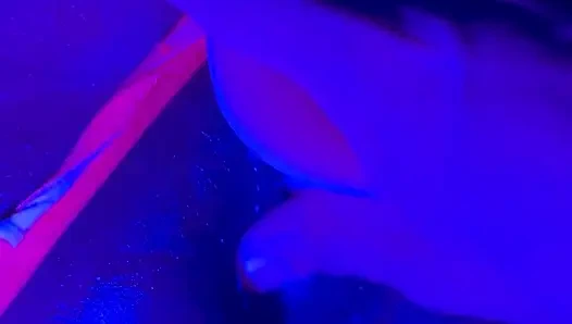 Течет в сеть чернокожая богиня: неон-стринги и сквирт дилдо