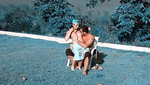 Aku pengen banget ngentot pantat bahenolmu ini di kolam renang!