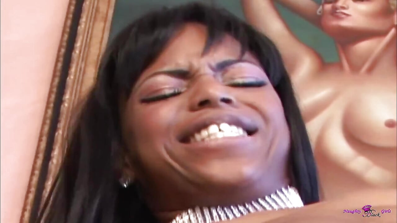 大きな胸の黒人スラット、マリー・ラヴがBBCに太い膣を突かれる。