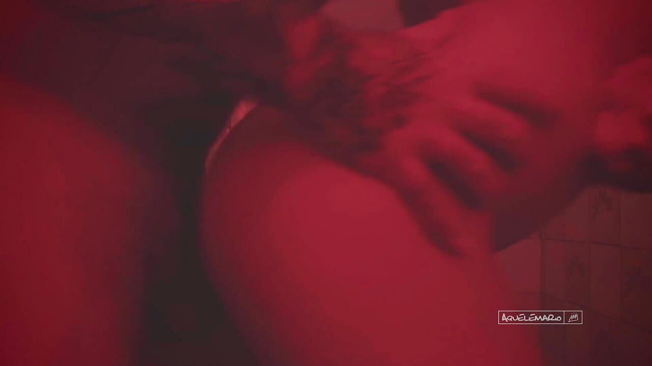 Candy Kush Distrajo a Mi Marido Y Me Arrastró Al Baño Durante Una Fiesta Rápida
