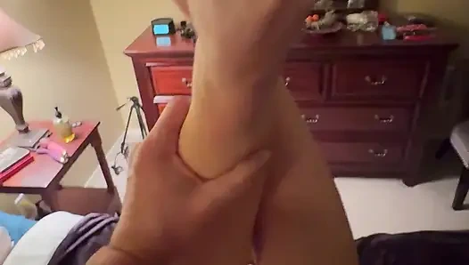 Büyük memeli edepsiz sarışın orta yaşlı seksi kadın yüzüne döl alıyor