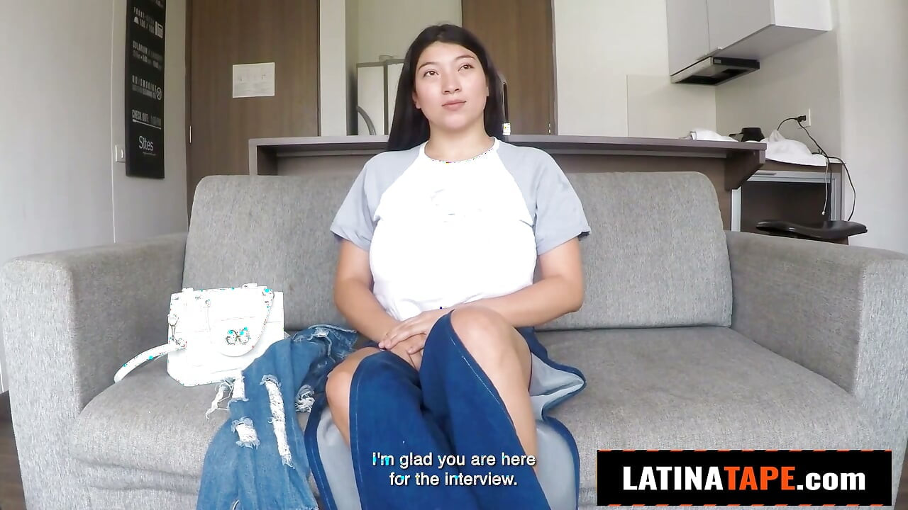 LATINA berlekuk ini dengan payudara besar datang memakai korset hitam terbuka dan stocking