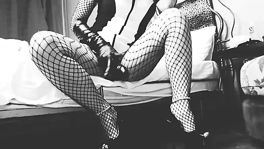 Solo-herrin BDSM strapon bbc latex-milf schwarz-weiß