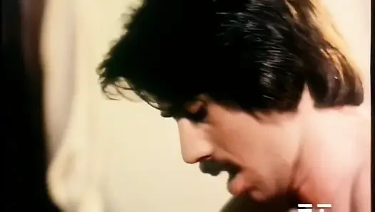 Si cewek hot rambut cokelat lagi asik nyepong kontol besar sampai mengerang keenakan