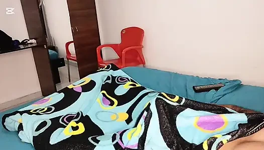 Saya memutuskan untuk memberikan sedikit tangan kepada saudara tiri saya yang terangsang saat dia masturbasi