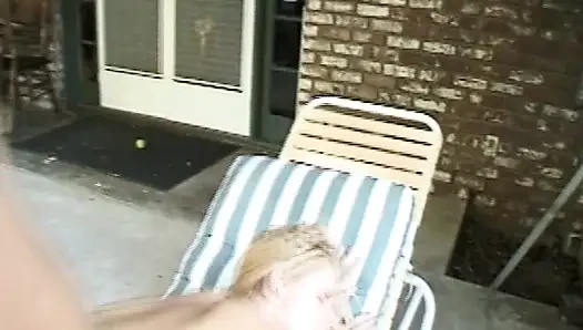 Blondes schätzchen wird im freien hart gefickt