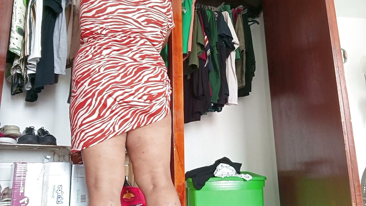 Mama en la habitacion enseña el calzon