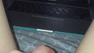 Mi novia frotando su gran clítoris mientras los chicos se masturban con ella