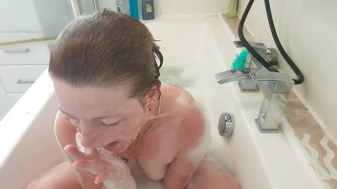 Baño, orgasmo con burbujas y Lovense. ¡Lo pasé muy bien!