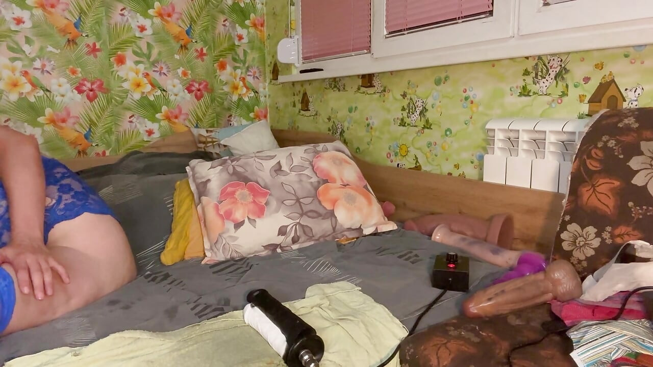 Dvostruki dildo za jebanje obje rupe istovremeno s jebenom mašinom