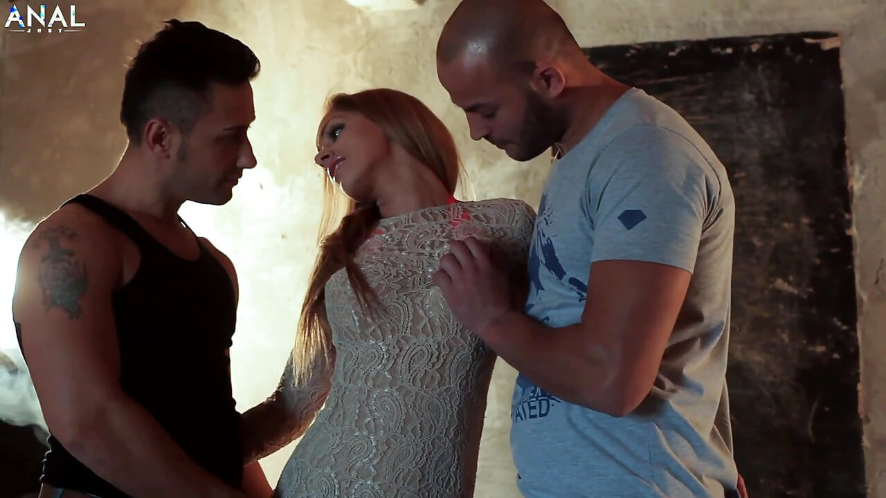 Bosomy Melanie Gold supplie pour une double pénétration