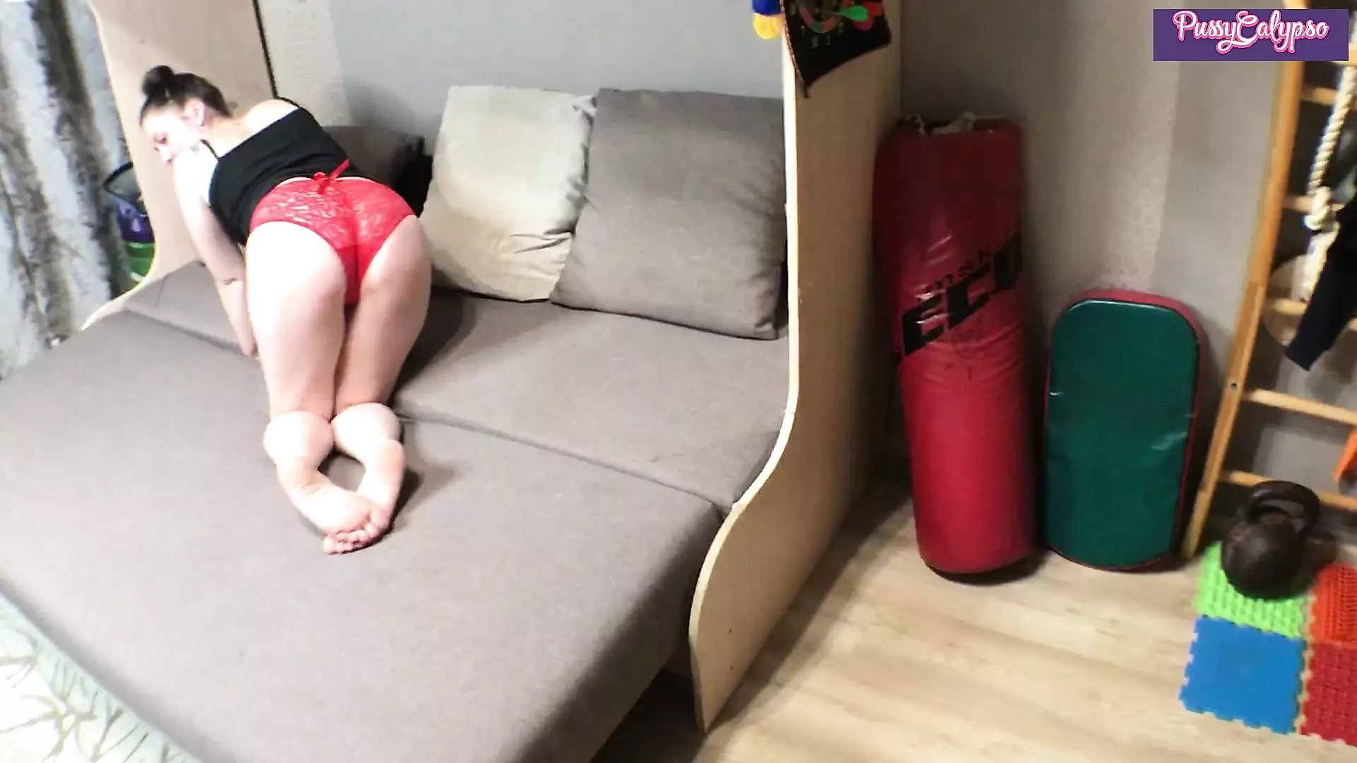 Ibu tiri tidak sengaja terjebak di sofa