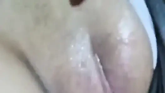 Я видел ее мастурбирует, затем подошел сзади и трахнул ее в задницу.