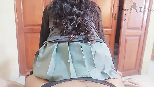 Üvey kız kardeşim üniversiteye gitmeden önce yarağıma karşı götünü ovmak için odama geliyor