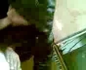 Oralbitch dalam jaket kulit menjilat dan menghisap batang lelaki tua