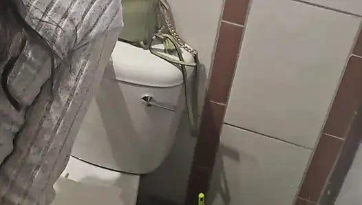 Настоящая милфа снова принимает член в ванной!