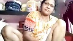 Tirunelveli Tamil Delphine ciocia pokazuje otwór cipki