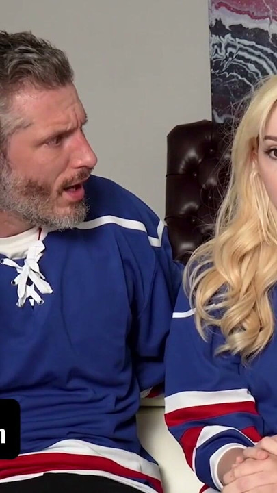 迷信的なホッケーファンの継父は、チームがNHLファイナルに勝つのを助けるために継娘をファックします | クリップ 1