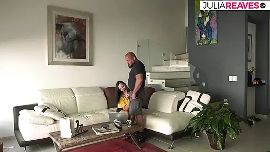 Büyük bir yarak amını arkadan iterken kaltak eğiliyor