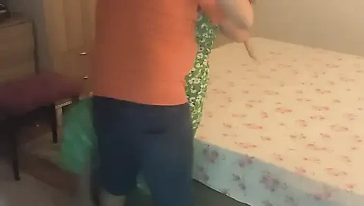 Sie kam, während ich das Haus staubsaugen machte, leckte meine nasse muschi und schob ihren schwanz nach innen.